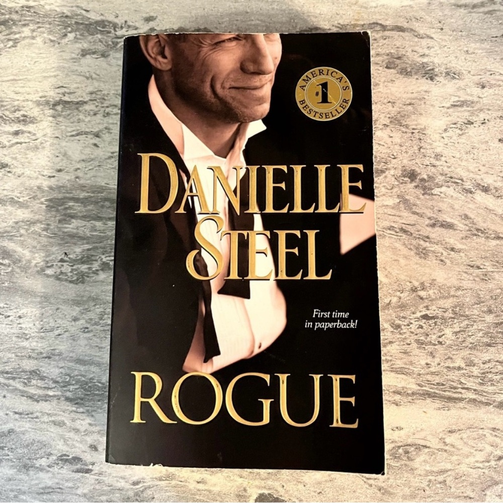 3 novel bundle: Outlander, Rogue and Grey. - Picture 11 of 13